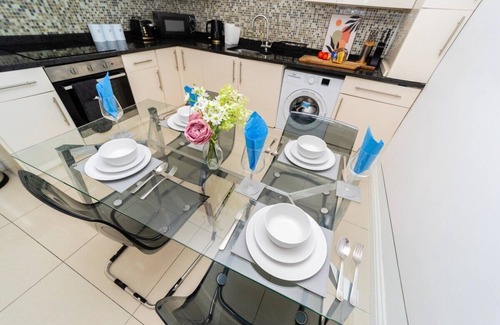 Reading Apartment | Spacious Flat with Patio & Parking in city centre