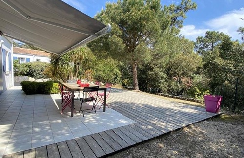 Domino House | Spacious 5-BR Villa, 10 People, 230m from Beach, WiFi, Private Garden, Pets Welcome!