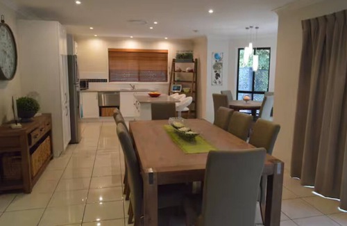 Worongary House | Spacious Gold Coast Retreat | Sleeps 12 | Nature & Close to Attractions