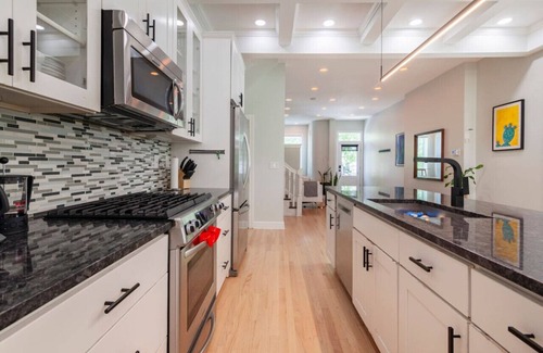 Eckington House | Spacious Historic Rowhouse w. Hot Tub