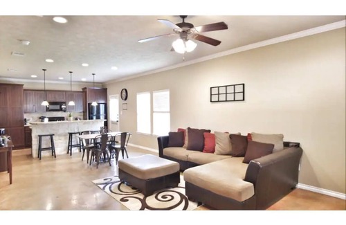 Wellborn House | Spacious Home - 4 bd/4 bth - Mins from Kyle Field