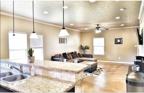 Wellborn House | Spacious Home - 4 bd/4 bth - Mins from Kyle Field