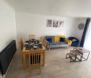 Harlow House | Spacious Home, Garden, in Harlow, Ideal for Contractors & Relocators