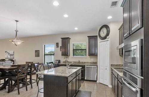 Memphis House | Spacious Home in Large Neighborhood, Minutes Away from the Beach and Riverwalk!