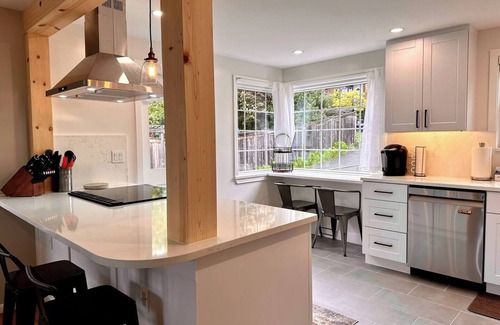 Southeast Magnolia House | *SPACIOUS HOME in Quiet Neighborhood - PET FRIENDLY!