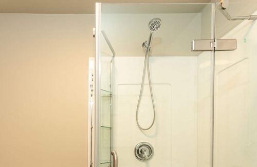 Saanich East House | Spacious Home-Like Suite (Upper)