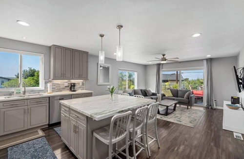 Bay Park House | Spacious Home Perfect for Work or Vacation