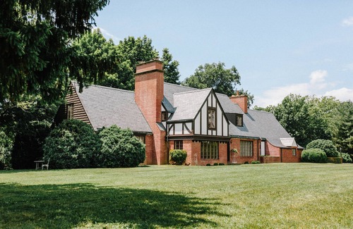 Staunton House | Spacious Home, Private Pool, Tennis Court, Lake, Minutes From Town and Shopping