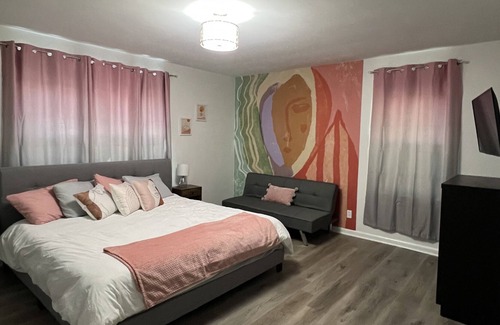 Urbandale House | Spacious home with arcade and game room!