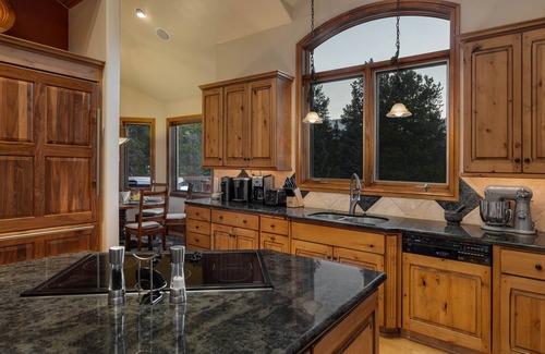 Forest Hills House | Spacious Home with Mountain Views + Hot Tub + Ski Shuttle - Mountain Joy
