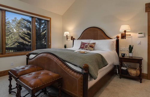 Forest Hills House | Spacious Home with Mountain Views + Hot Tub + Ski Shuttle - Mountain Joy