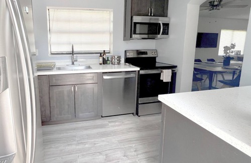 Central Oakland Park House | Spacious home with kids Playroom 3Bedrooms Wifi Parking close to beach