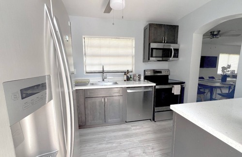 Central Oakland Park House | Spacious home with kids Playroom 3Bedrooms Wifi Parking close to beach
