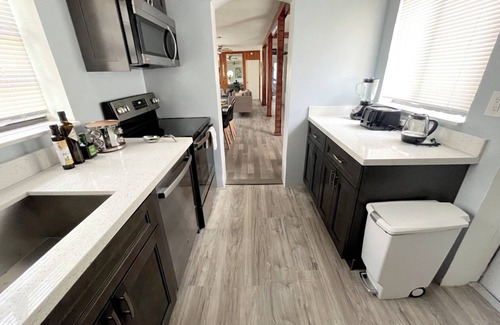 Central Oakland Park House | Spacious home with kids Playroom 3Bedrooms Wifi Parking close to beach