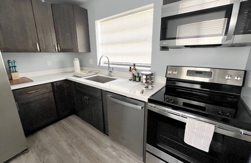 Central Oakland Park House | Spacious home with kids Playroom 3Bedrooms Wifi Parking close to beach