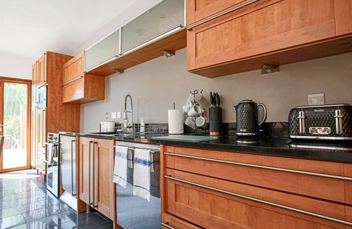 Northampton House | Spacious House Central Location Pool Table Smart TV Free Parking