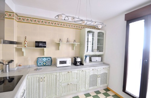 Beiro House | Spacious house for 6 persons, Granada Centre,private garage