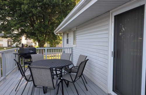 Milan House | Spacious house in Quads-Cities with 2 Living Areas Ideal for Mid-Term Stays