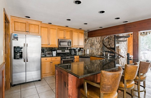 Vail House | Spacious House On GORE CREEK ~ 5 Bed /5 Baths (Sleeps 12) Bus Stop next door!