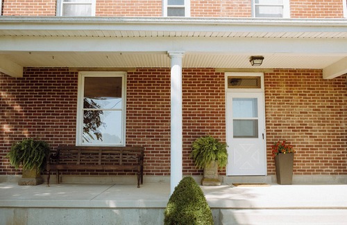 West Alexandria House | Spacious House with Large yard and King-size bed