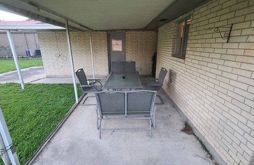 Zachary House | Spacious House w/Jacuzzi Tub