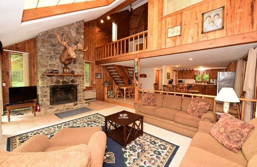 North Conway House | Spacious House w/Outdoor Fire Pit, 5 Min. Drive to Downtown N. Conway!