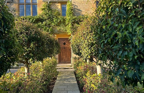 Broadway House | Spacious House with heated pool and gym sleeping up to 14