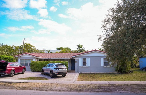 North Central Hollywood House | Spacious house with private pool, close to Hollywood Beach