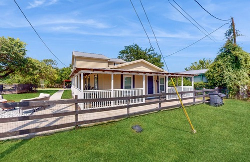 Somerville House | Spacious house with firepit, wraparound porch, pavilion + dog friendly