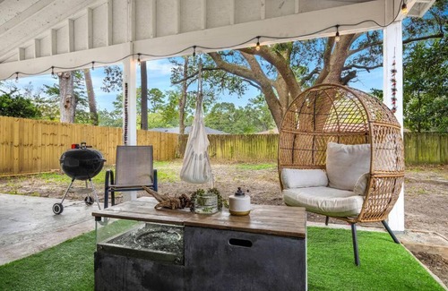 North Charleston House | Spacious Indigo BoHo bungalow in N. CHS