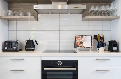 Cowes House | Spacious indoor & outdoor dining areas,BBQ.WiFi,Netflix,Pets