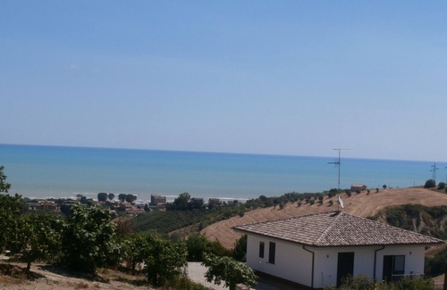 Roseto degli Abruzzi House | Spacious and welcoming apartment on a hill overlooking the sea