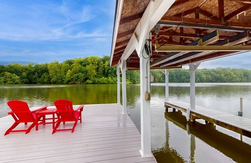 Livingston House | Spacious lakefront house w/patio, balcony, grill & foosball