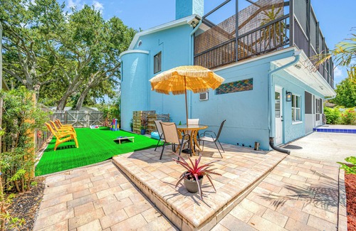 On Top of The World House | Spacious Lakefront pool retreat in Clearwater less than 20 min to beaches