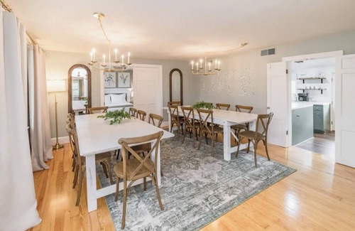 Altavista House | Spacious Large Group Getaway w/Hot Tub + Games!
