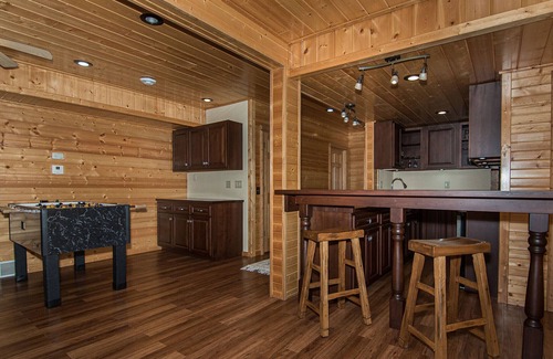 Durango House | Spacious Lodge w Private Suites. Close to Field of Dreams, Galena, & Breweries