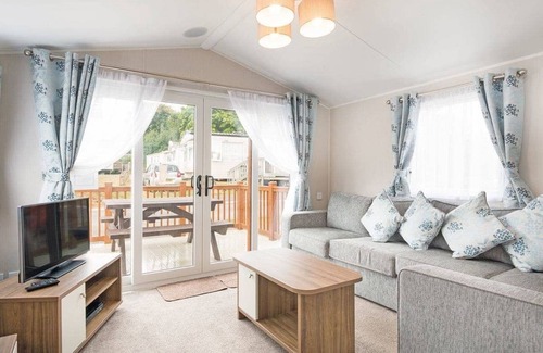 Dawlish Cabin | Spacious lodge with one double with ensuite shower and two twin.