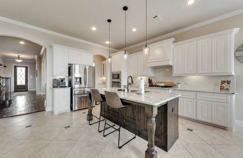 Roanoke House | Spacious Luxe Stay | 5BR/5BA | Turf Yard + Putting Green | Sleeps 12+