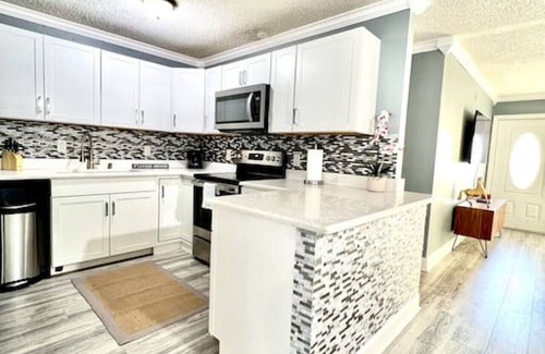 West Palm Beach Villa | Spacious & Luxurious Villa - Large Fenced Backyard