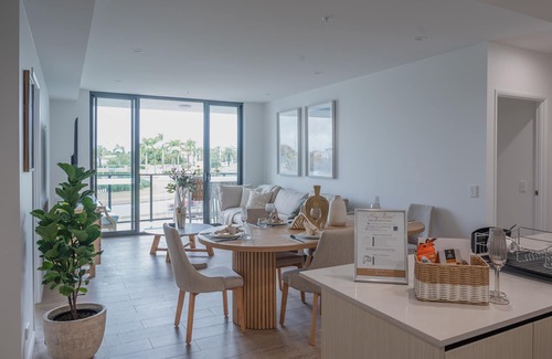 Gold Coast Apartment | Spacious Luxury Apartment Near the Lake in Gold Coast - Prime Location