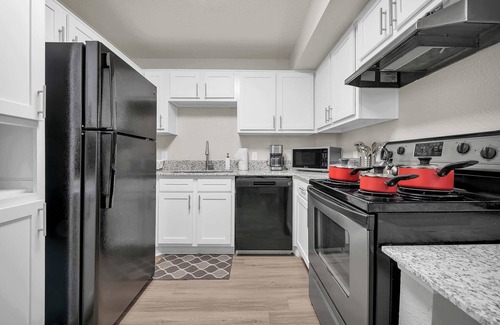 Pleasant Valley Apartment | Spacious Luxury Retreat: 4 BR/4 BA Oasis near DT