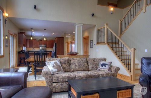 Stratton Mountain House | Spacious Luxury Stratton Mountain Home w/Weekend/Holiday Winter Shuttle to Mtn