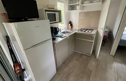 La Tessoualle House | Spacious mobile home for 6 with terrace and garden furniture