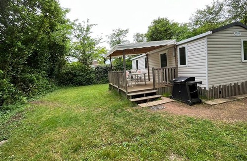 La Tessoualle House | Spacious mobile home for 6 with terrace and garden furniture