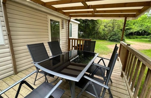 La Tessoualle House | Spacious mobile home for 6 with terrace and garden furniture