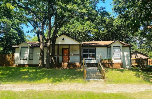 Gordonville House | Spacious Modern Lake Retreat w/Deck! Only a short Walk to Swimming and Fishing!