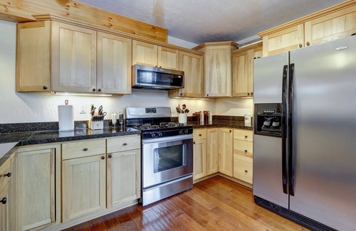 Alyeska House | Spacious Modern Mountain Luxury Living with Hot Tub and Garage