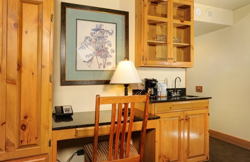 Lakeside Village Apartment | Spacious + Modern Mountain Room