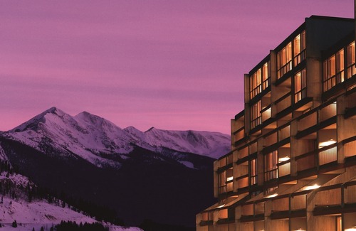Lakeside Village Apartment | Spacious + Modern Mountain Room