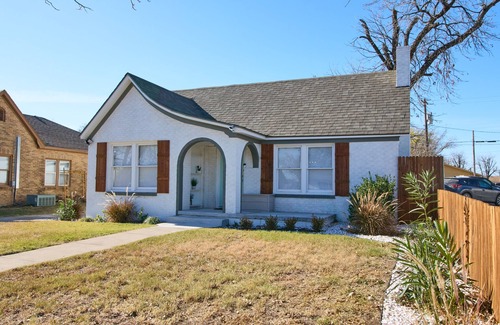 San Angelo House | ✔ Spacious & Modern + Pool Table + Great Location